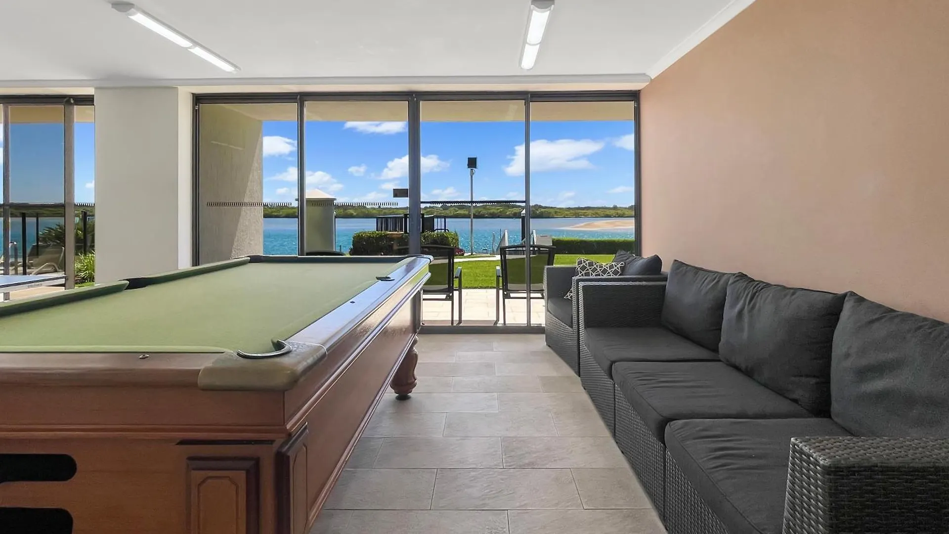 アパート Relaxing Escape: Pool, Tennis Court, Garden Terrace & Water Views マルーチードール オーストラリア