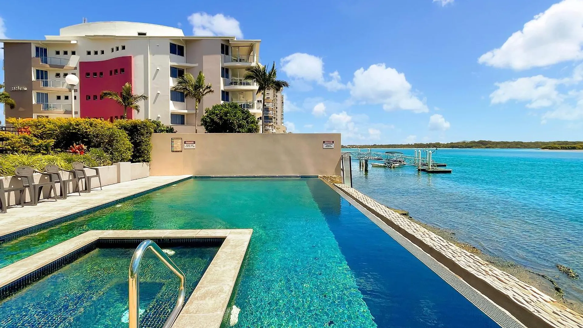Relaxing Escape: Pool, Tennis Court, Garden Terrace & Water Views マルーチードール アパート